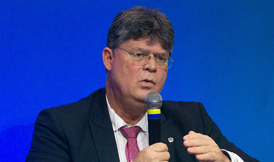 Henrique Jäger, deixando o cargo de presidente da Petros, 