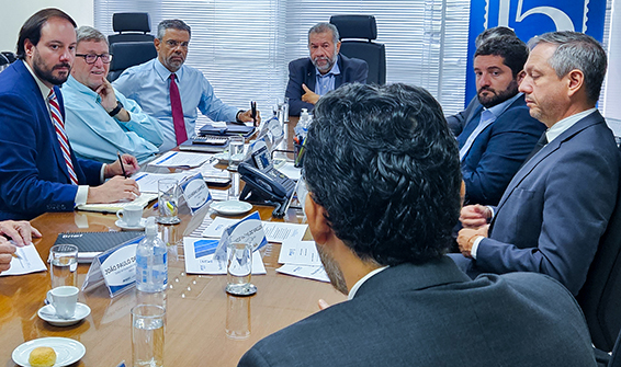 Carlos Lupi, em reunião com a diretoria colegiada da Previc