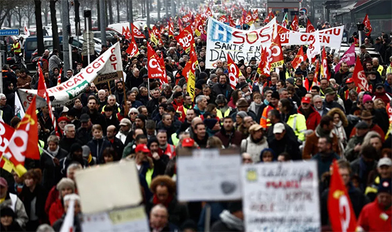 Franceses protestam nas ruas de Paris contra a reforma a previdência