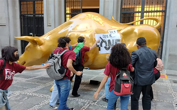 Manifestantes adesivaram o touro em frente à B3