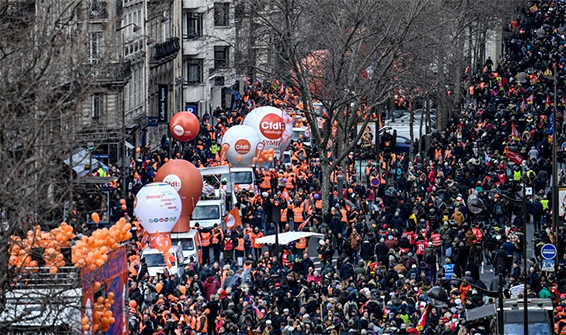 Manifestantes se manifestam nas ruas de Paris contra a reforma da previdência